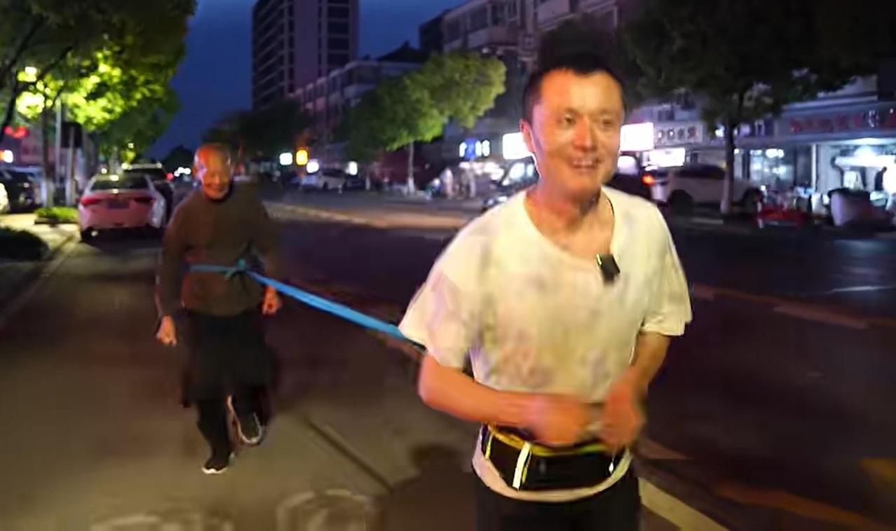 我被这一根绳子感动哭了！一、人物背景下图画面中38岁的朱绍红，老家安徽寿