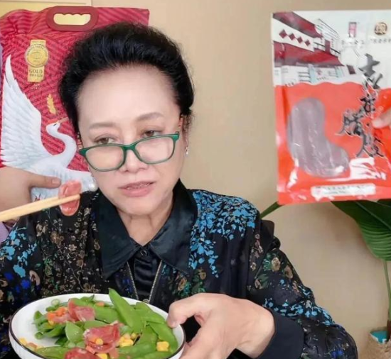 一级演员王丽云，在2022年的一次直播带货时，因为观众既不买东西，又不刷礼物，她