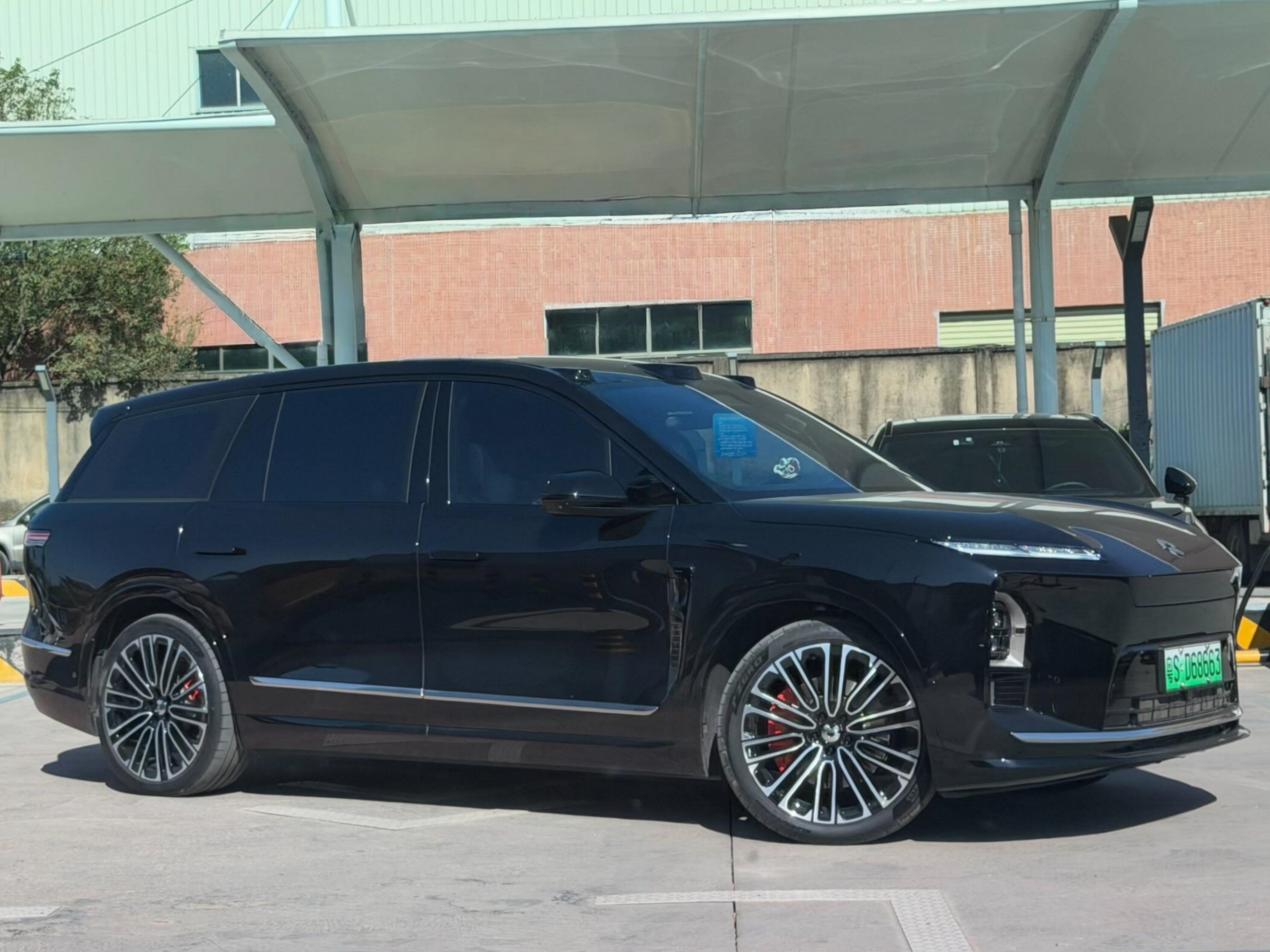 一点都不帅，对吧？蔚来全新es8