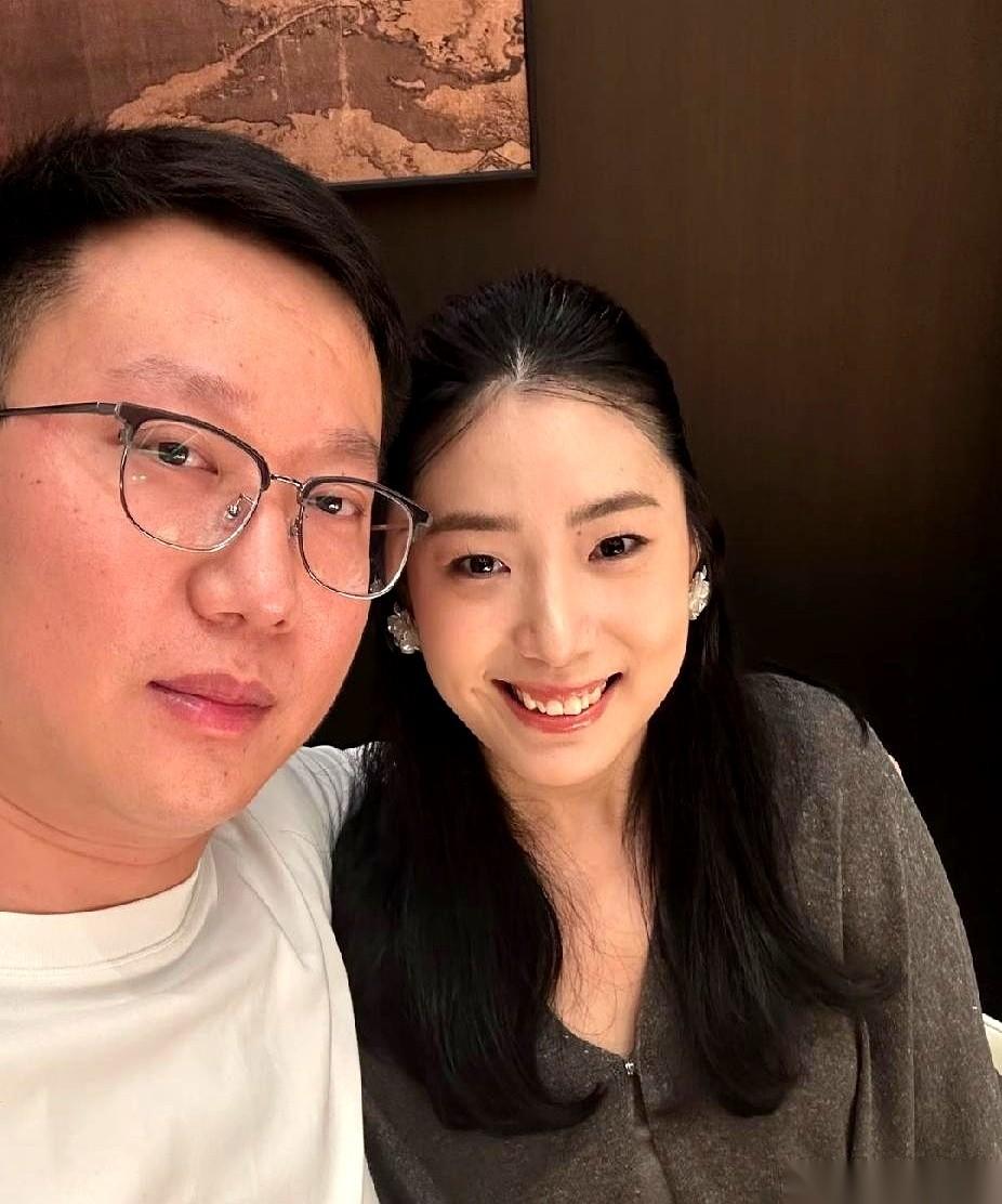我家5个老人的退休金加起来一共21500。我跟媳妇两个人的工资凑一块只有1万2