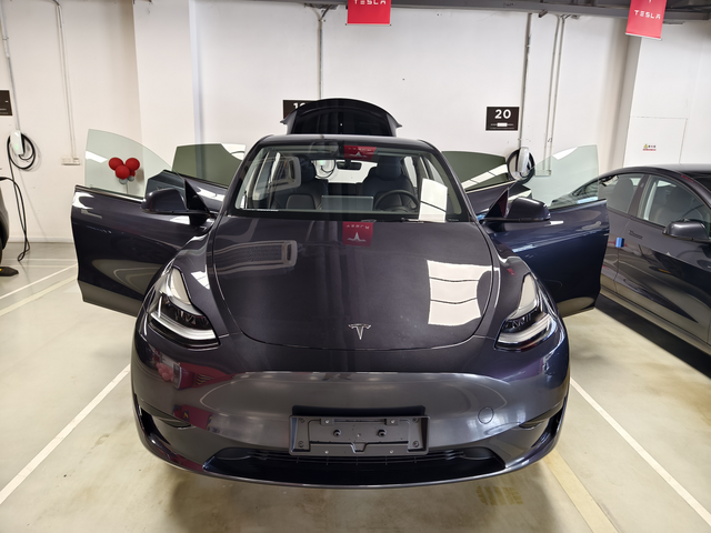 标续ModelY提车一天使用感受提车驾驶感受：1.驾控底盘：底盘稳而细腻