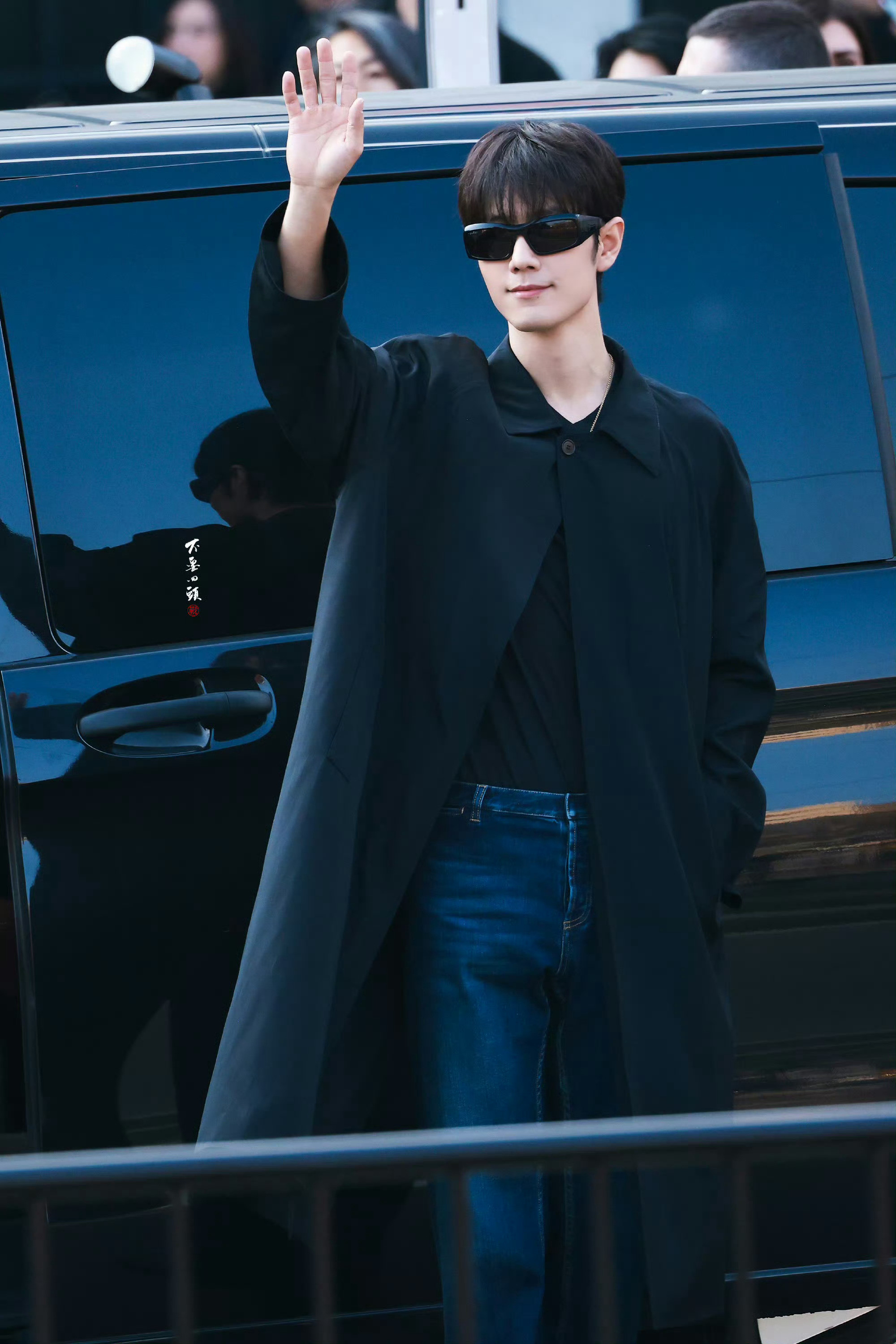 肖战绕到车前给粉丝挥手肖战又帅又宠，这个肖战太好了