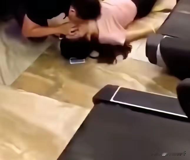 健身房救人遭网暴：善意不该被恶意揣测“这是猥亵，太恶心了！”健身房内，一位