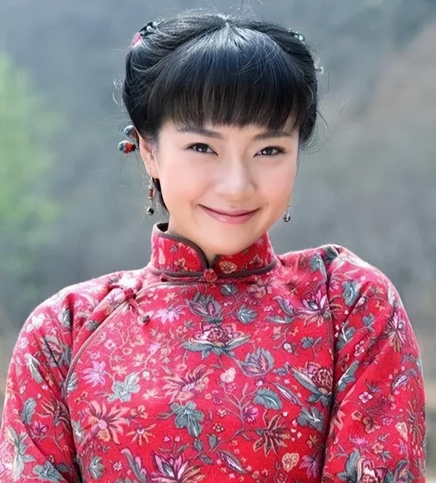 1948年，土匪头子逃命时，摸黑跳进了一农户家，拔出枪威胁新媳妇说道：“有人来了