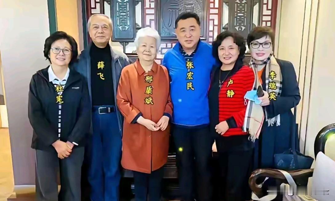央视前新闻联播主持人合影。一晃邢质斌都满头白发了！[思考][思考]央视主持人今昔