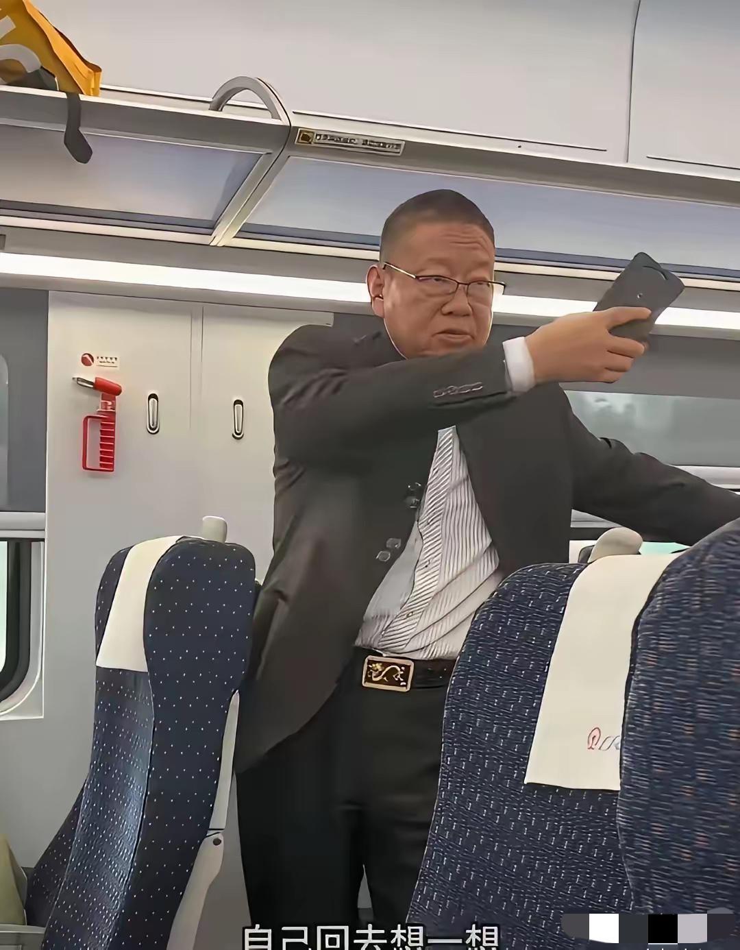 高铁上，那不到半岁的小婴儿哭得停不下来，宝妈怕吵到其他乘客，就抱着孩子去了车厢连