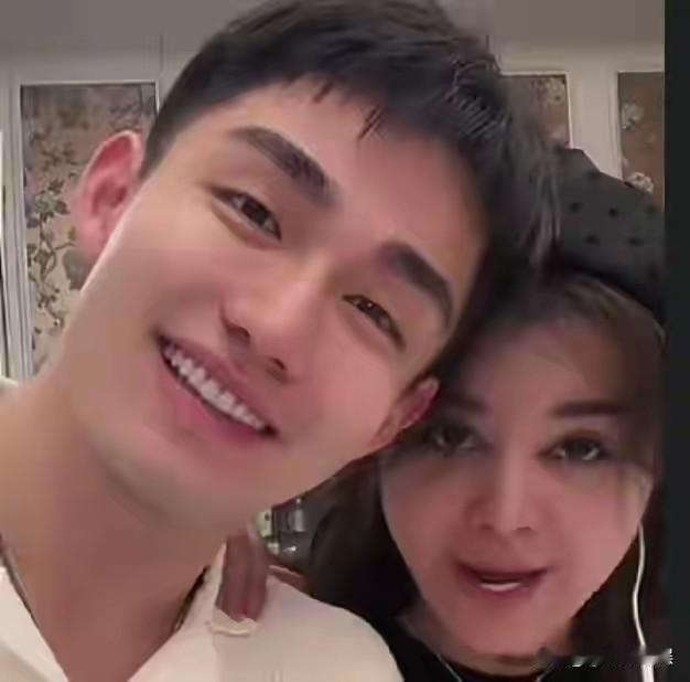 不得不吐槽几句于文红这个小男友自己几斤几两没个数，他本来就是旁观者，跟自己女友