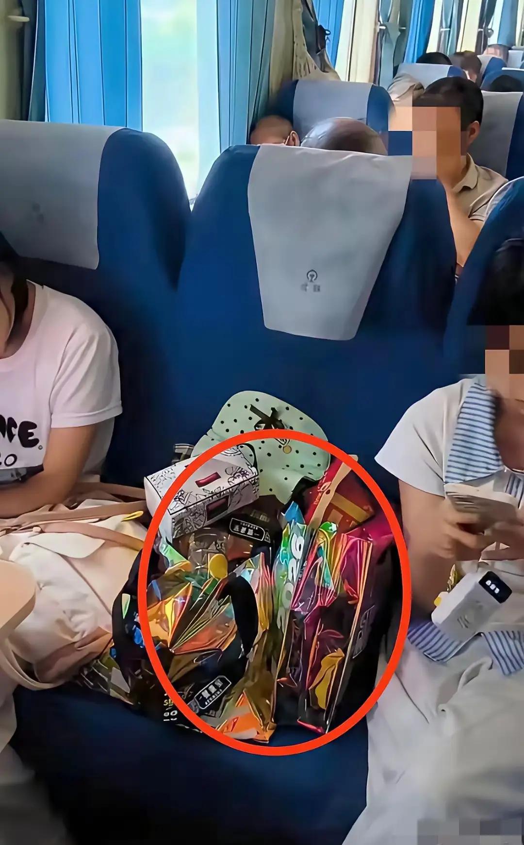 “旅客买票占座放零食”，剧情迎来大反转！不少网友提出，原来霸道想占座的阿姨未必存