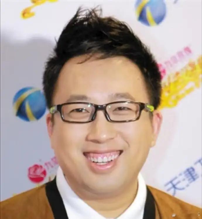 于正放出《金吾不禁》的定妆照，女孩束发披甲，眉毛被剃掉半截，脸上没一点脂粉。有人