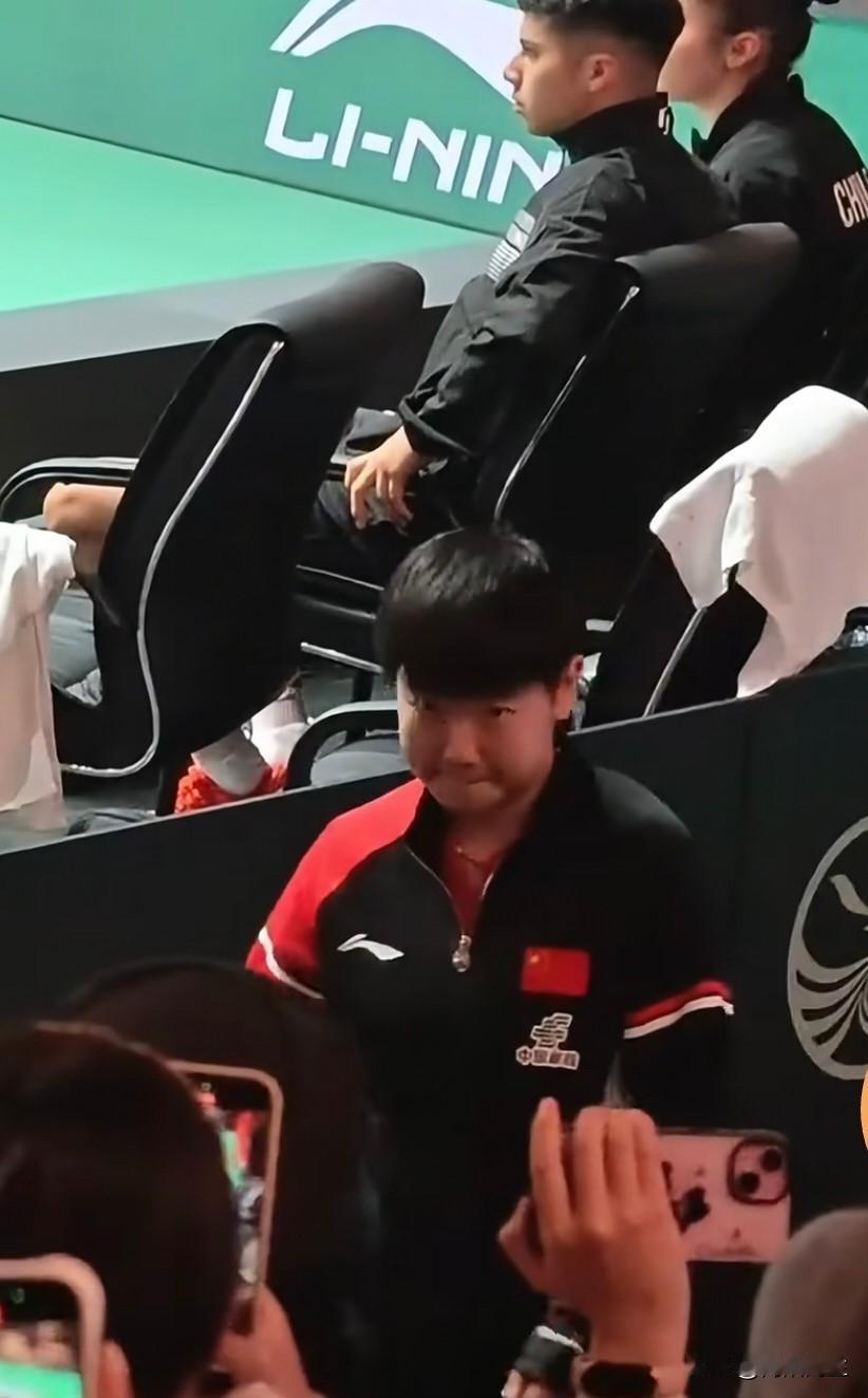 混团赛刚结束，队员们才往通道那边挪了两步，现场这场面直接就失控了。本来还算