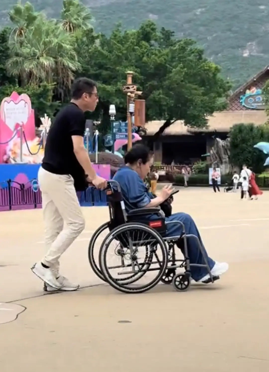 珠海偶遇向太，坐着轮椅玩游戏，向华强挺拔又清爽不像快80岁的人！