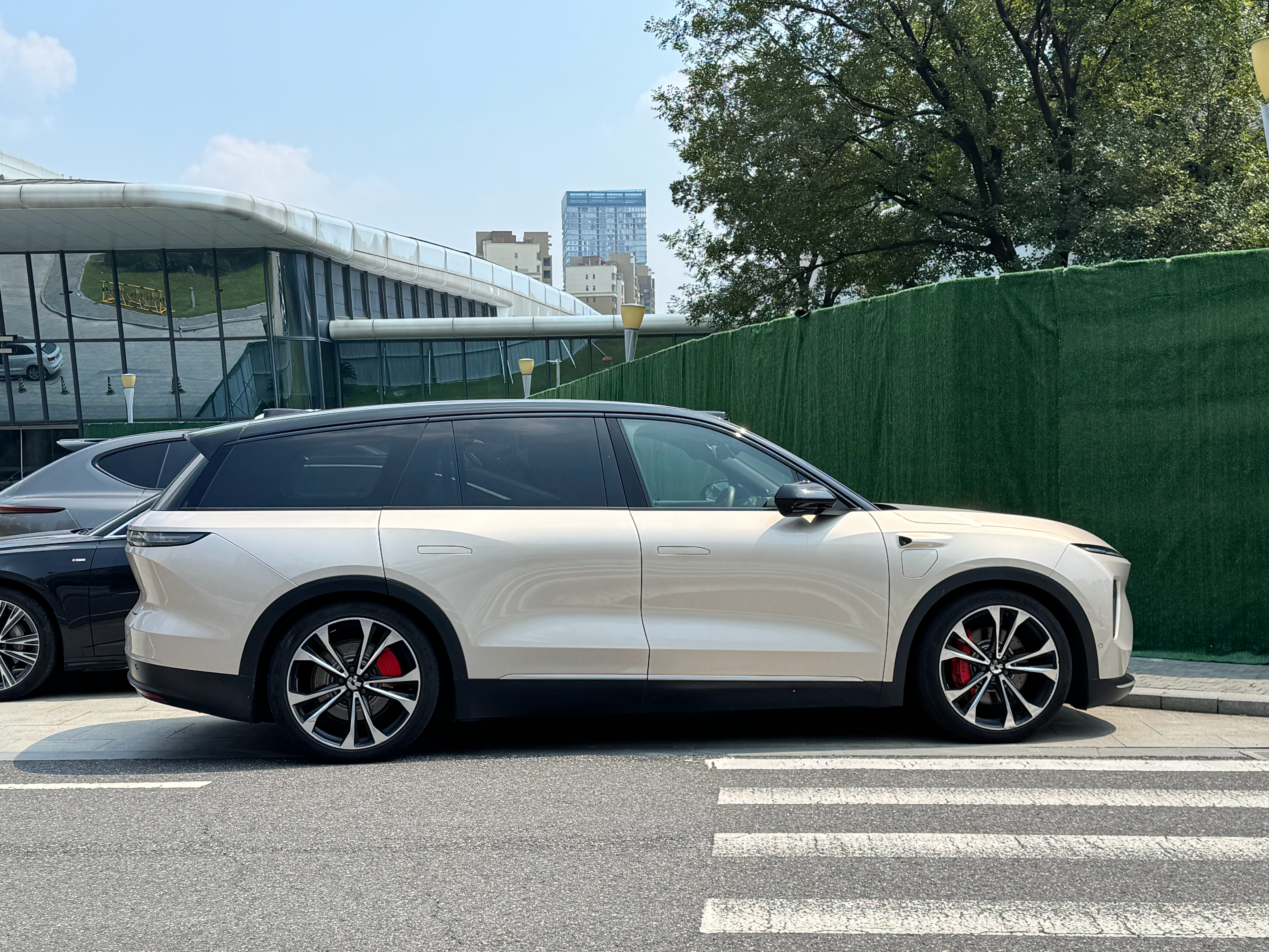 我承认，我有点喜新厌旧了[捂脸哭][捂脸哭]邹总买电车啦蔚来全新es8发布汽场全开