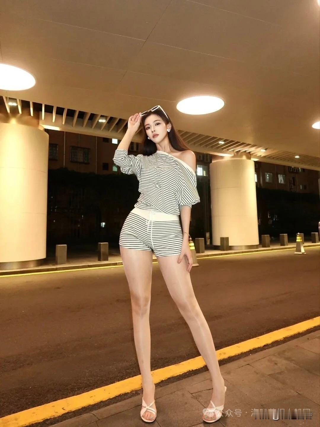 夜晚街拍，时尚条纹露肩上衣搭配短裤，优雅气质满满！