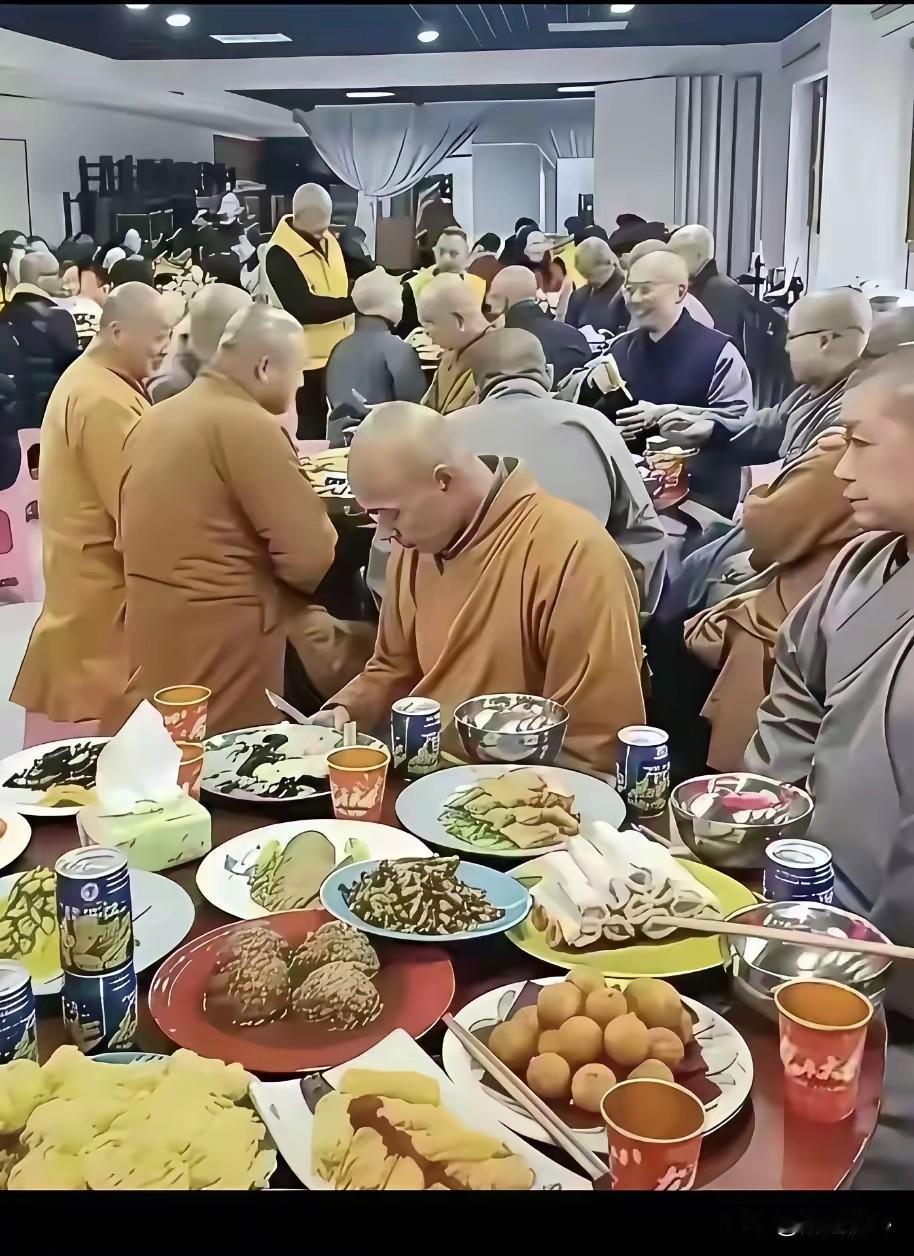 施主：师傅你们这聚餐伙食真好啊和尚：没我们平时吃得好施主：平时都吃些啥？和