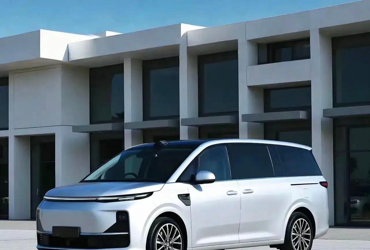 这个MPV造型，原本属于理想汽车，但现在要被零跑实现了。早年前流传的理想MPV，