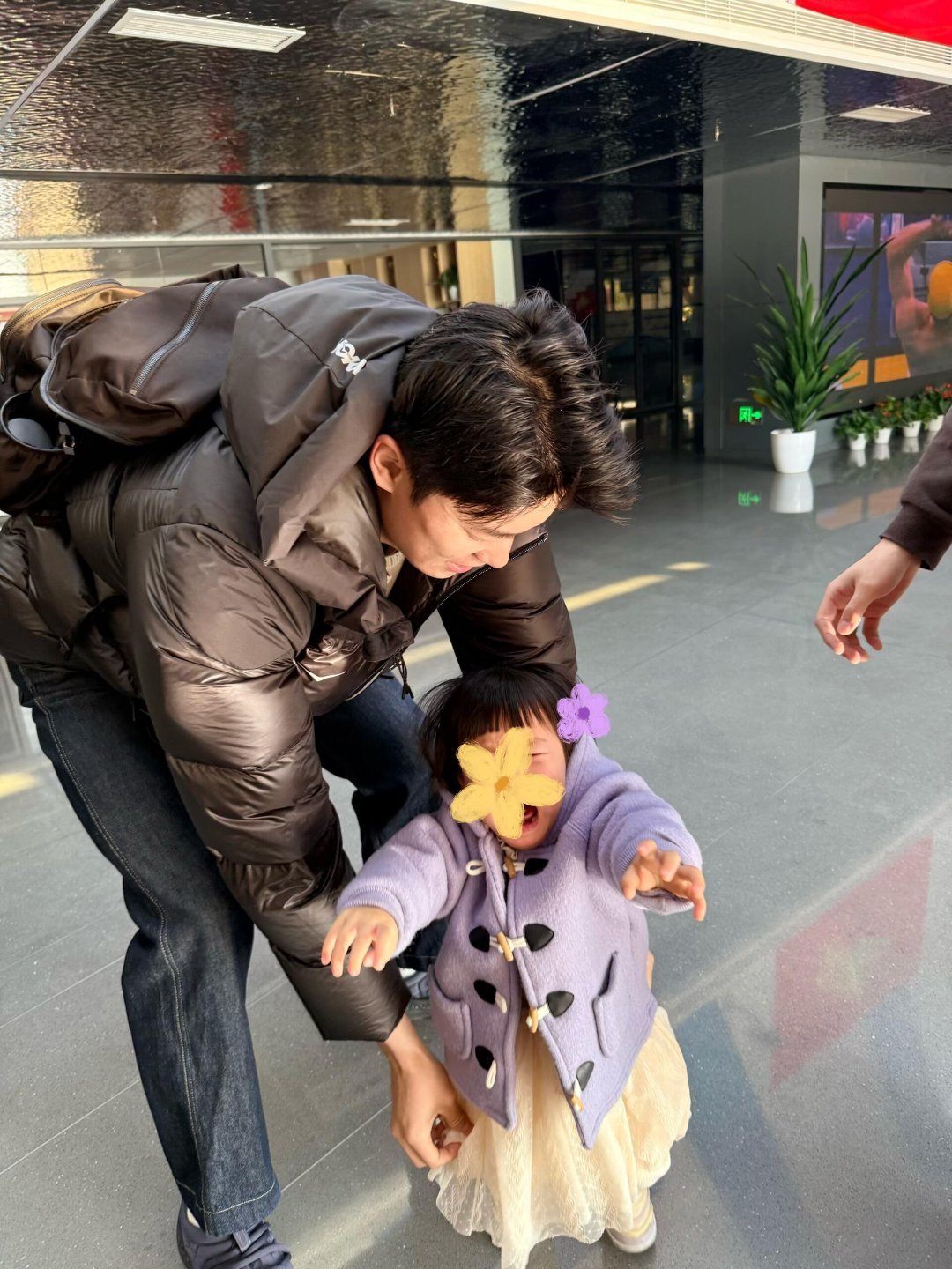 新鲜哥哥又抱小朋友了汪顺