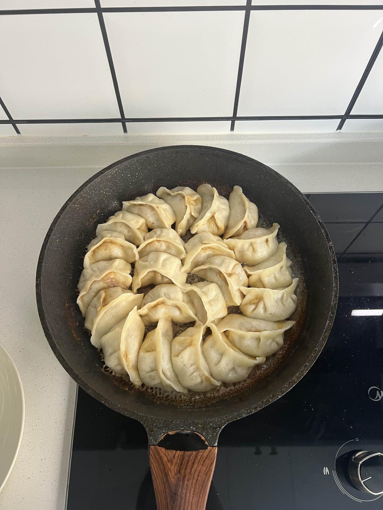 分享一张你最喜欢吃的美食照片自己包的饺子，做个水煎包吃！
