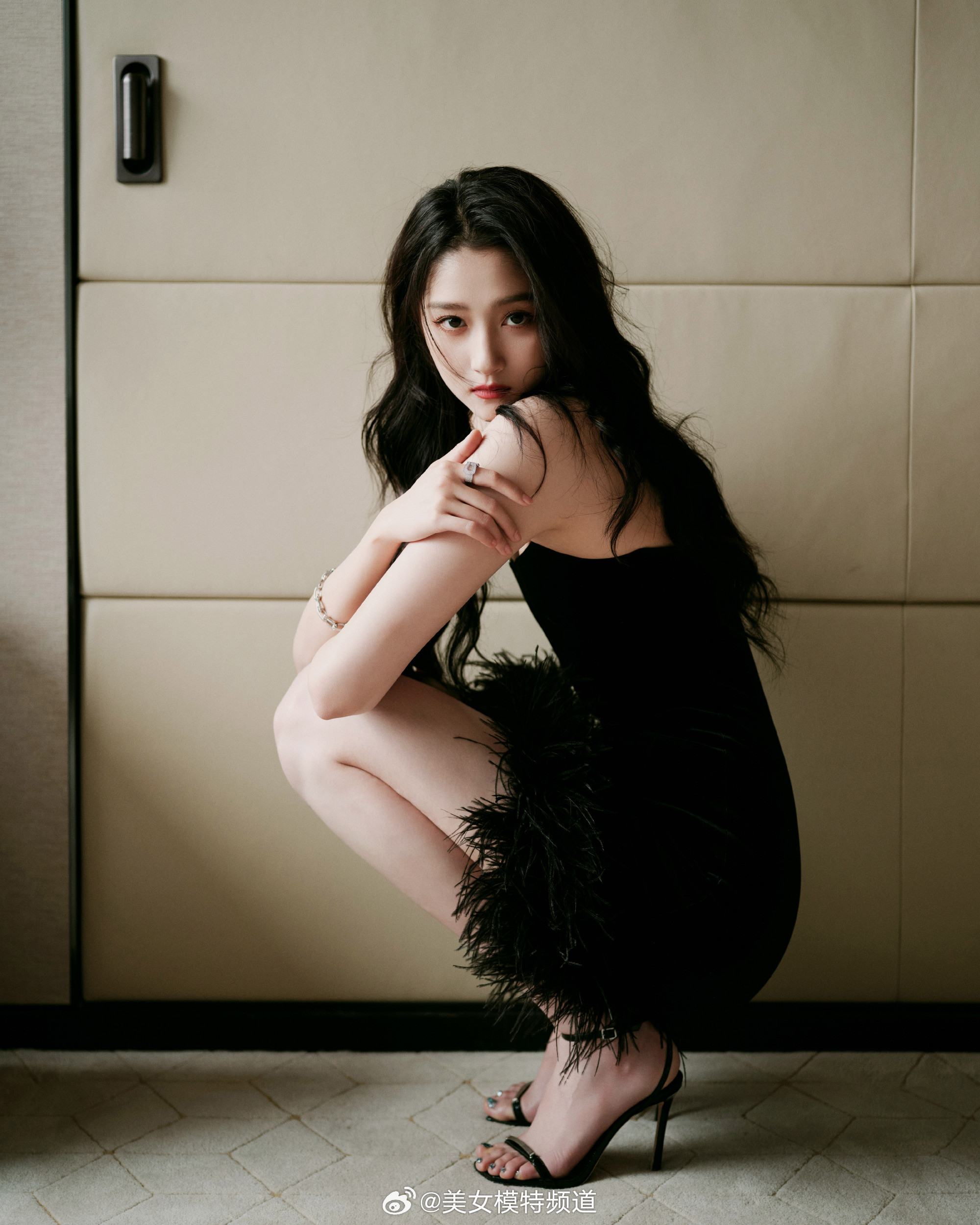 关晓彤黑裙美腿图集精选