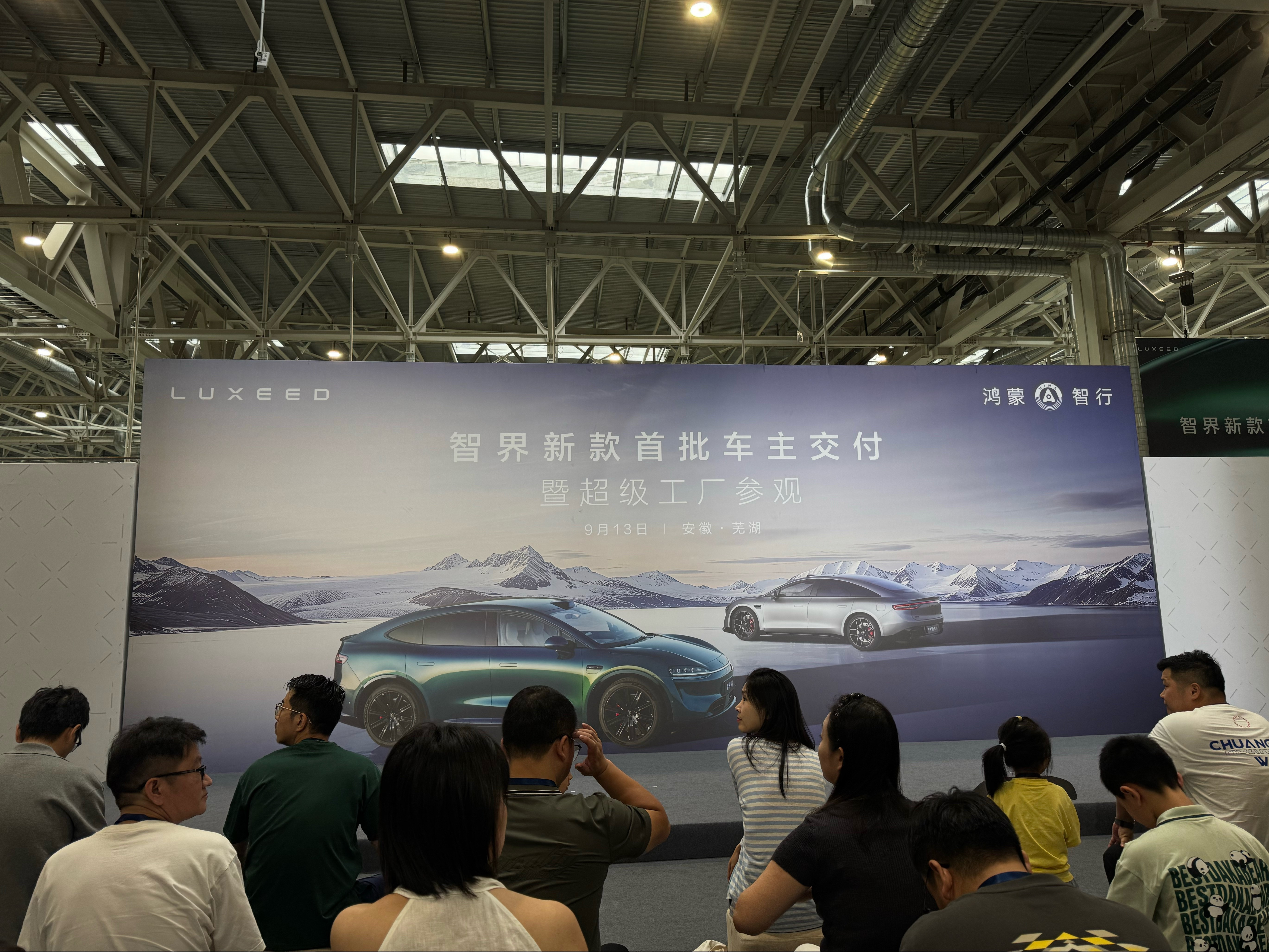 马哥买车，我上蹿下跳今天先来替他摸摸车看能不能拿下一血新款智界R7的绿色太好看了