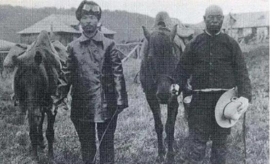 1938年，新四军司令陈世俊去买烟。哪料，就在卖烟老伯拿烟片刻，陈世俊一眼暼见他