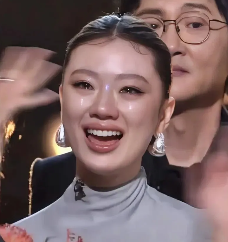 宣布陈楚生是歌王时，单依纯忍不住爆哭！单依纯的泪水并非源于未能获得歌王称号
