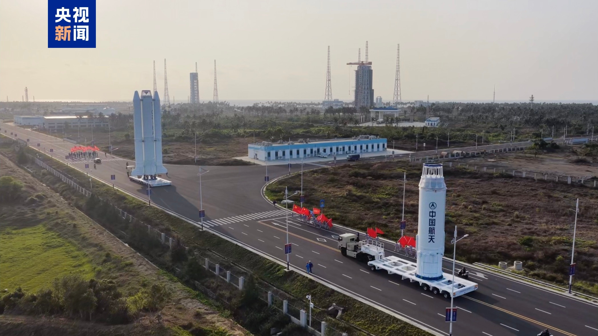 长征八号甲火箭转运发射区，今年15次发射任务助力卫星互联网建设！