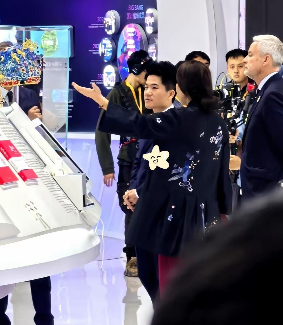 董宇辉的镜头外魅力：真正的气场，是骨子里的稳与暖。我跟