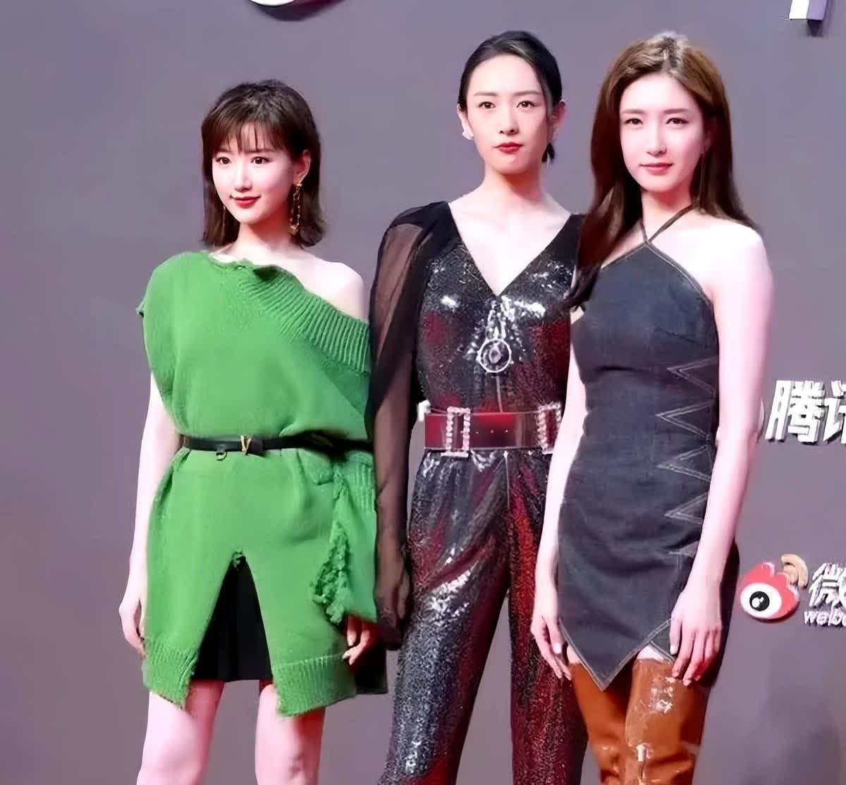 毛晓彤、童瑶、江疏影三人同框。毛晓彤在三个人里面个子是最矮的，和她们俩站