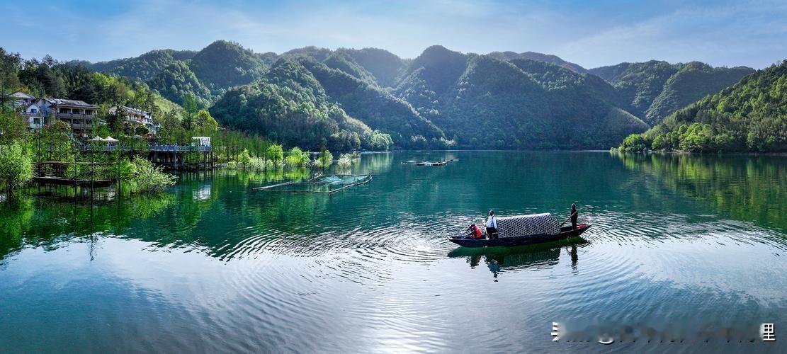 上联：天上日月难相聚下联：地下山水总相依