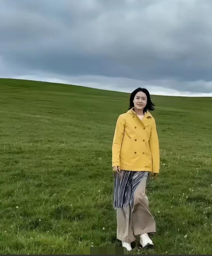 杨振宁遗孀翁帆现状：喜欢旅游、穿亮色衣服，终于像个年轻人了！先生去世半年多，