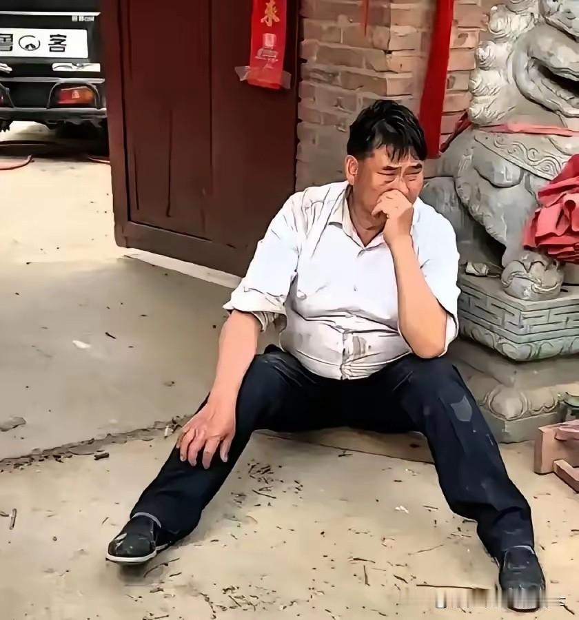 朱之文在山东本地一场商业演出的舞台上完成首支曲目演唱，俯身向台下观众行礼致意的瞬