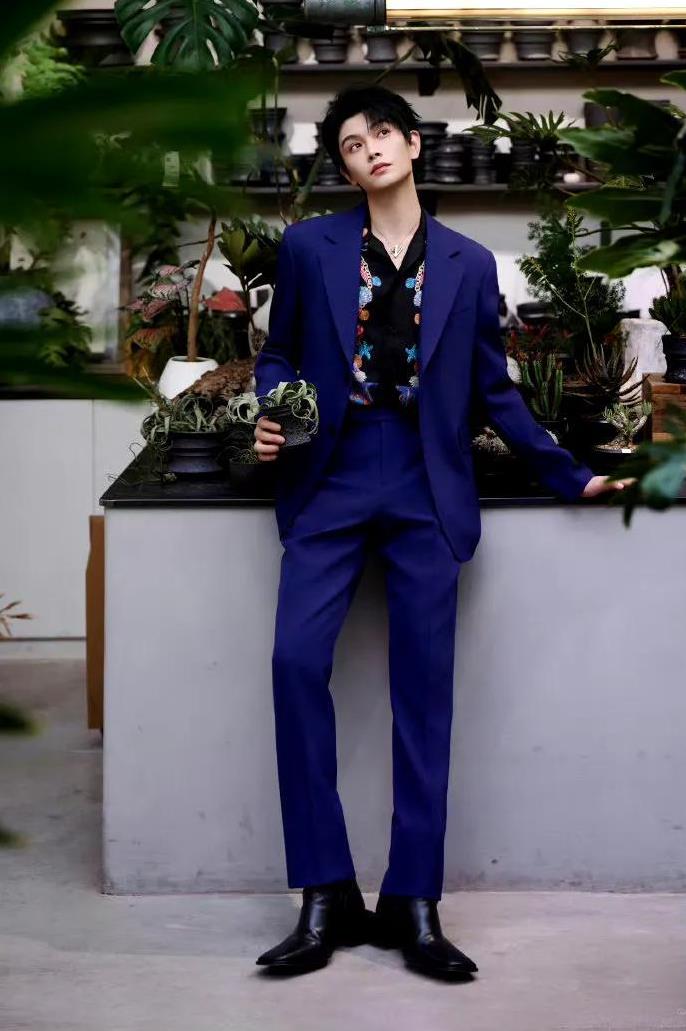 #丁禹兮把捧场刻进DNA的男人！#在《中餐厅》直播现场，黄晓明专注控场念台本
