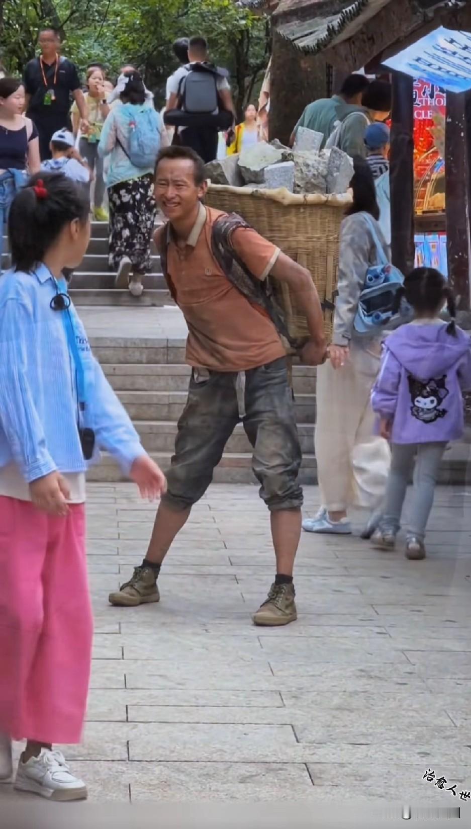 看到他这个表情，我觉得说不出的难受。