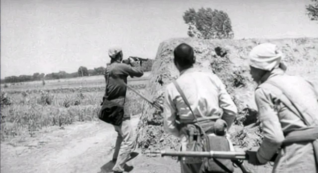 1943年，十几个汉奸抓住了我军一位敌工站联络员，正当他们准备送给鬼子时，一个农