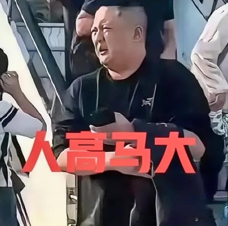 万米高空逼空姐下跪，欧某某落地后销声匿迹，网友担心事件烂尾航班上餐车无意蹭