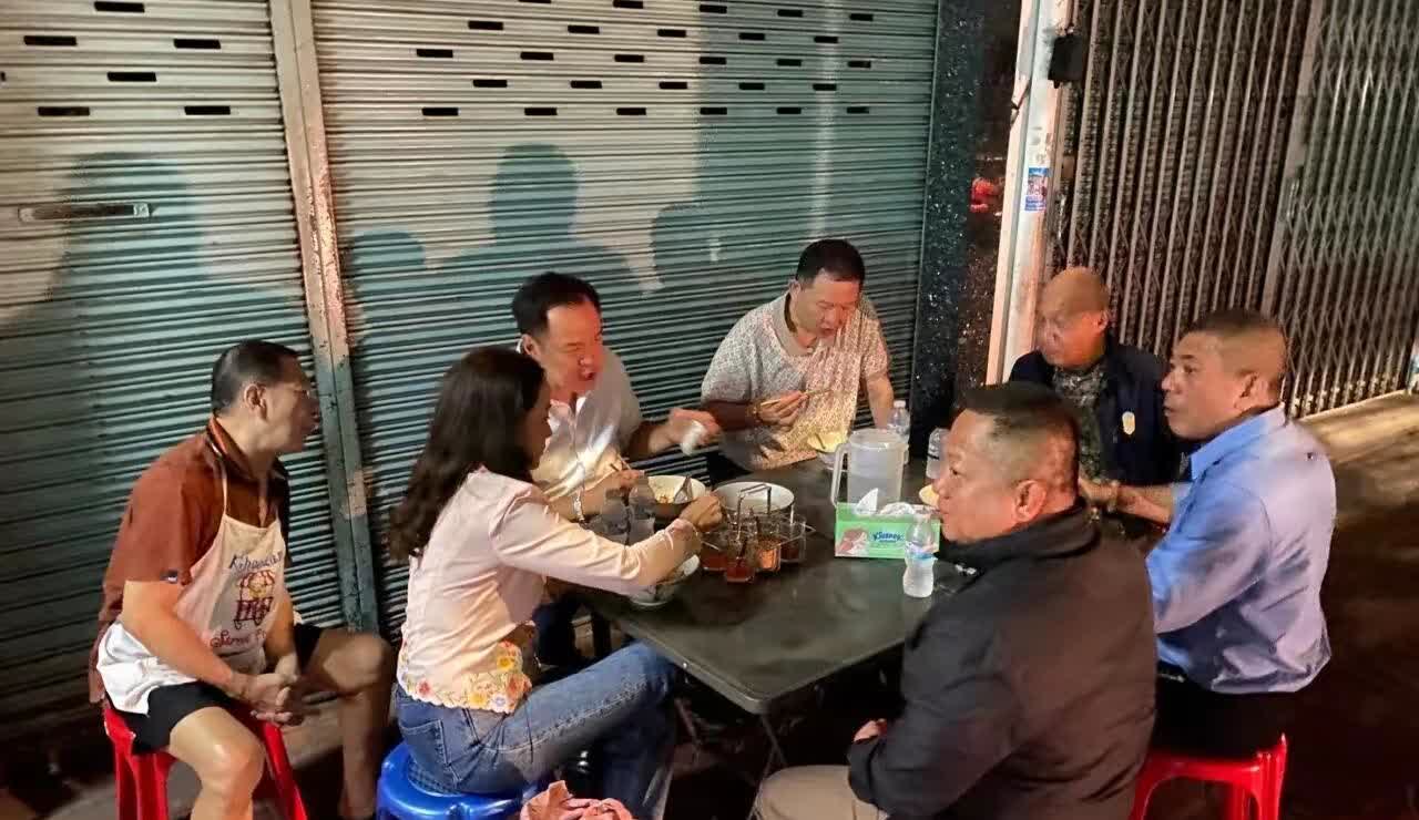 昨晚，他信入狱，阿努廷来到他最喜欢的餐厅，吃鱼丸面。看得出，阿努廷真喜欢