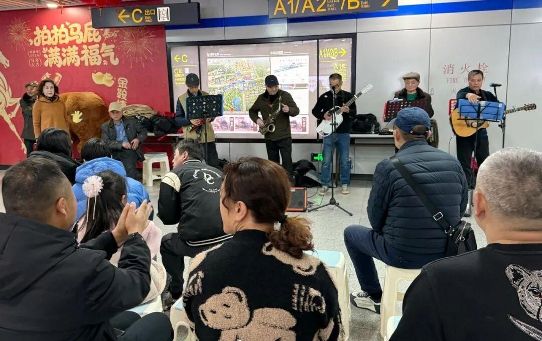 【合肥通勤突然变有趣了爷爷奶奶在合肥地铁站火了】最近，一段老年乐队在合肥地铁站