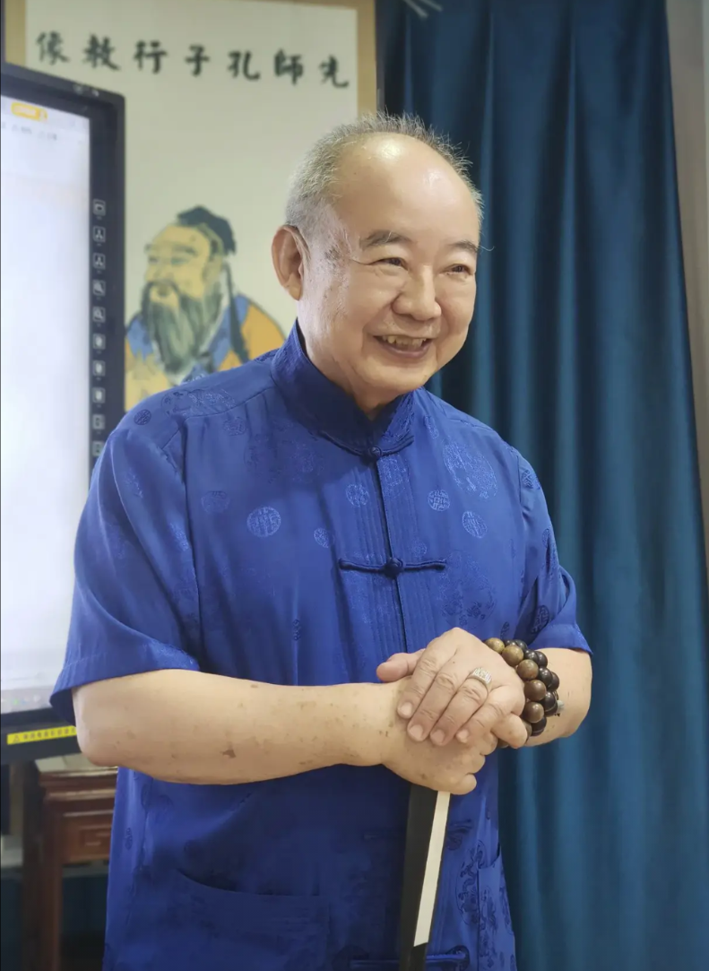 做最真实的自己。人活一辈子，常常会委曲自己，为了碎银几两，卑躬曲膝，努力讨好别人