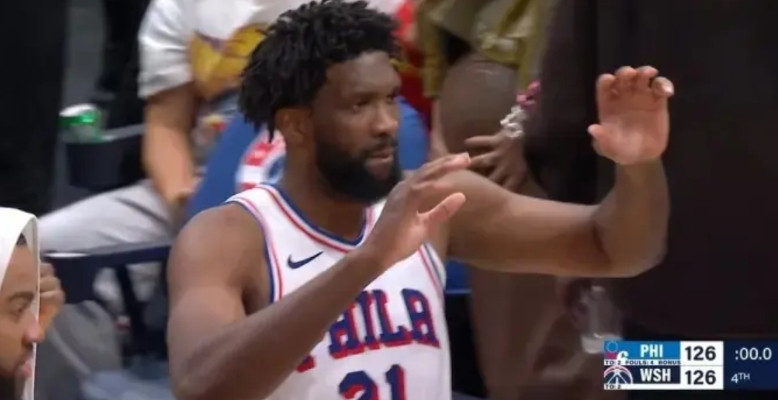 恩比德心里瑟瑟发抖呀,眼看着球队逆转取胜,发现自己已经不重要了!今天76人加时