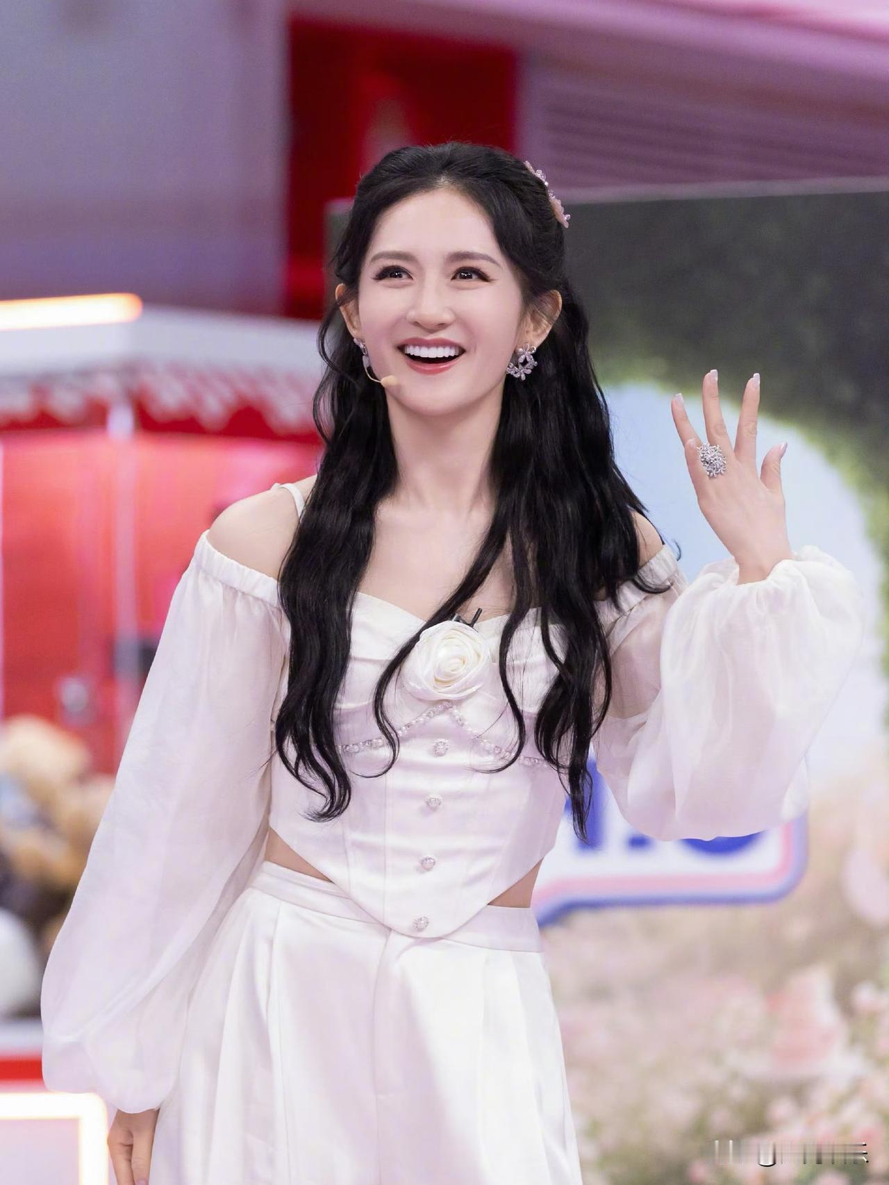 本以为谢娜就是玩玩而已，没想到她要玩真的了！[捂脸哭]6月6日，谢娜宣布，她要开始