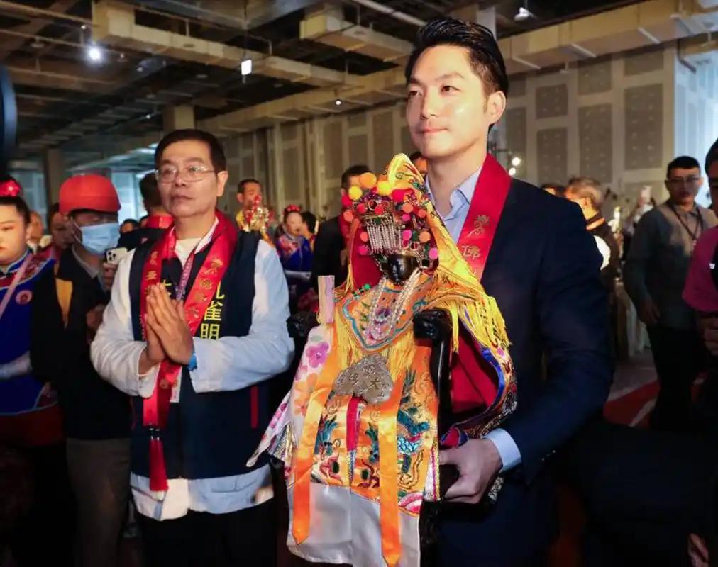 就在刚刚，台北市长蒋万安发表声明，4月17日，台湾地区妈祖绕境进香活动正