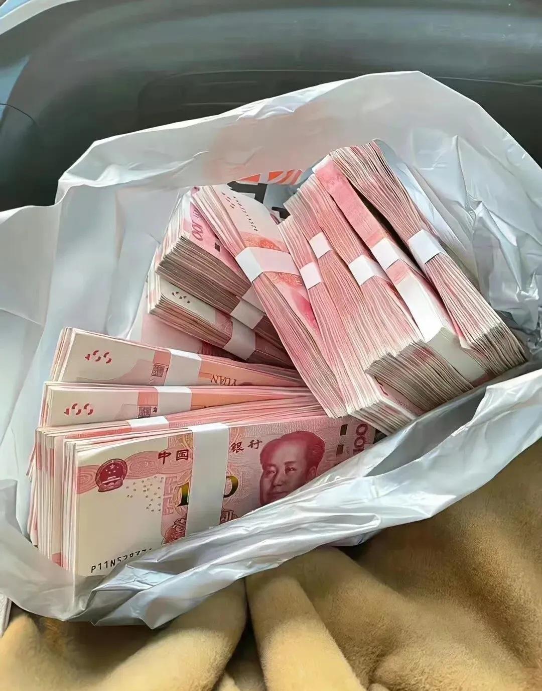 “太荒唐？”江西九江，一男子去世留下15万存款，他停在殡仪馆急等钱下葬，儿子拿着