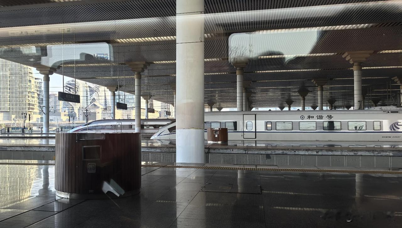 邻座老太太终于下车了，几个人都松了一口气。从上车开始，老太太就一直在打电话，用的