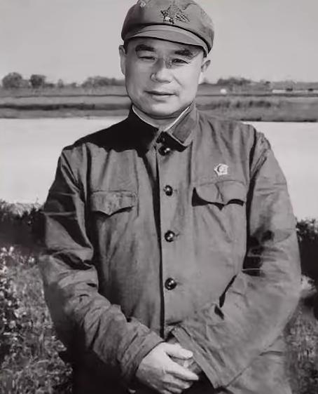 1937年，772团副团长王近山未经请示就伏击日军。战后他带着缴获的香烟找旅长陈