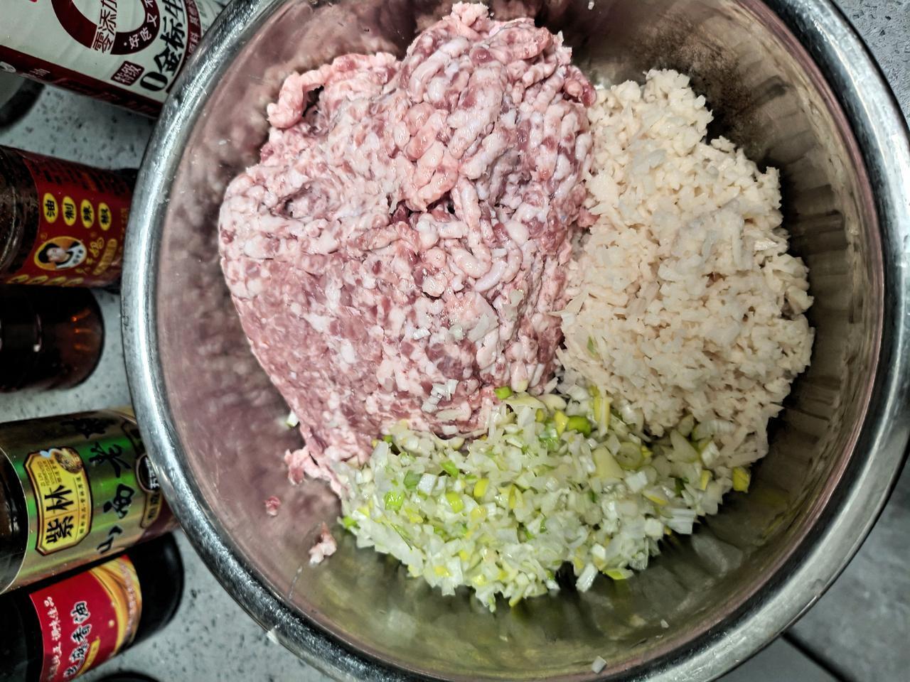 莲藕馅饺子你们都吃过没？今天包莲藕馅饺子，自从来了郑州，才知道，莲藕馅饺子、酸菜