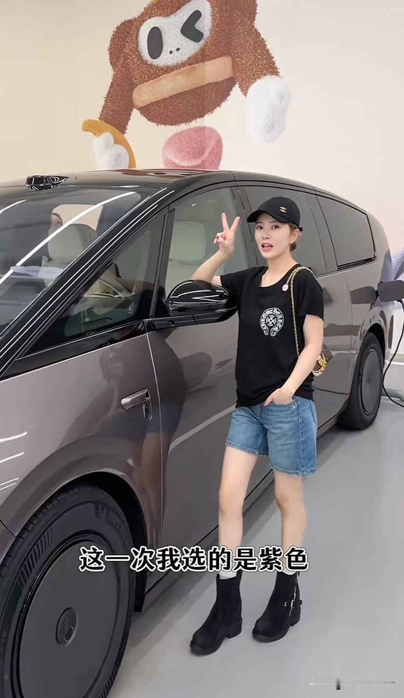 杜淳老婆王灿给自己买了一个大玩具，一辆电车，已经提车了！王灿说她很喜欢电车，