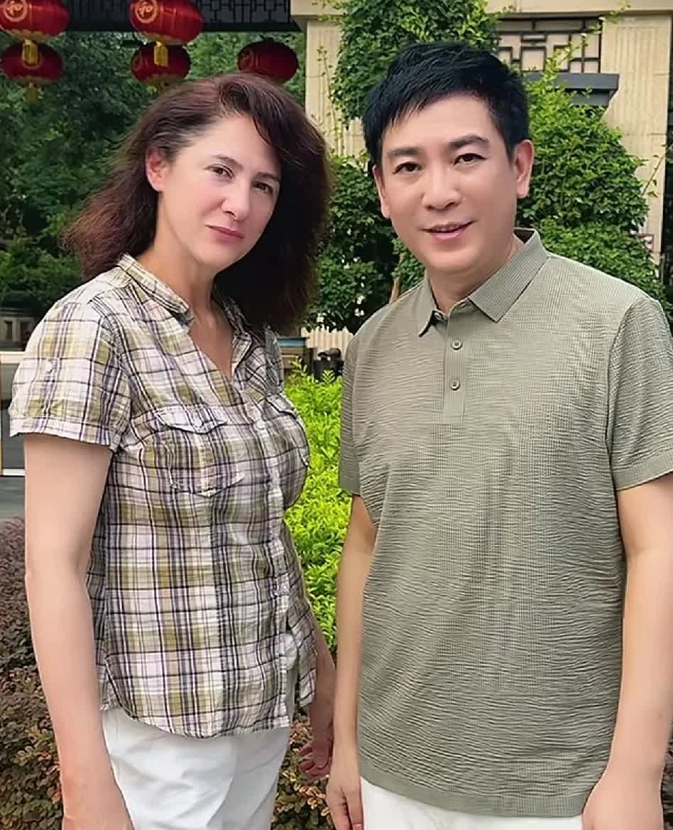 “戴安娜”怎么老成这样了？满头可见的白发也不染，与年轻时《外来媳妇本地郎》中的