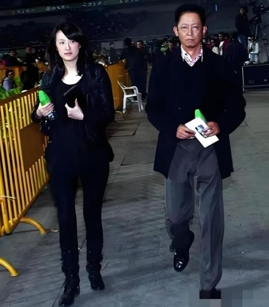 王志文两口子好恩爱啊！老婆长的好漂亮！妥妥的美人胚子一枚！皮肤白嫩白嫩的，超级有