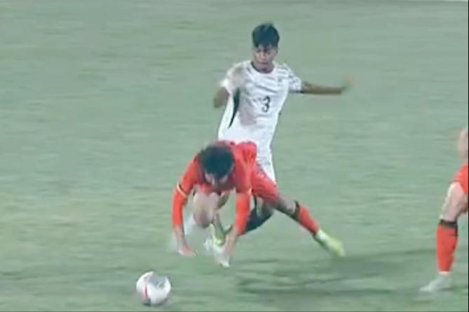 独树一帜！这样的任意球战术设计还是第一次看到，当属中国U17男足首创。下半场