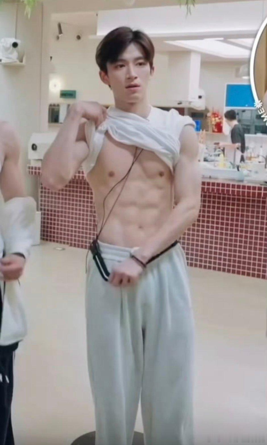 老孩儿哥的腹肌怎么样😏蛮大方的[滑稽笑]​​​